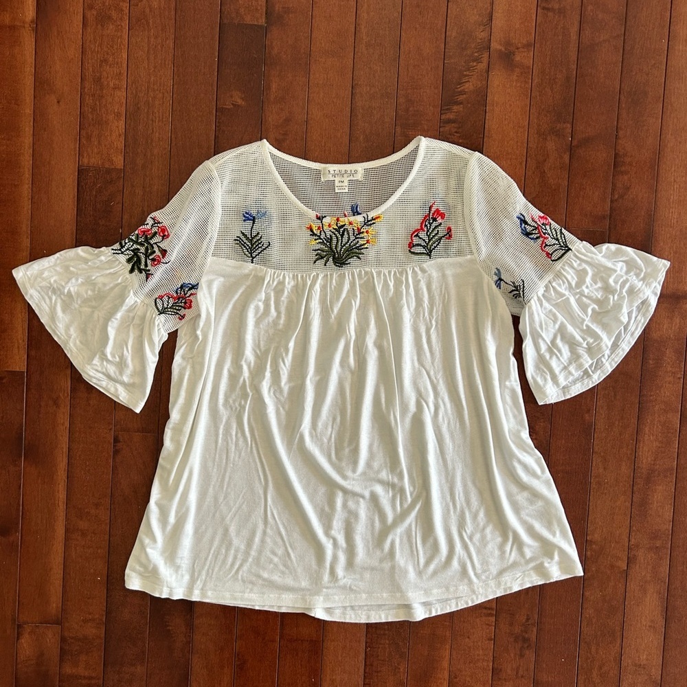 White Embroidered Floral Top Tee with Bell Sleeves Size Petite Medium